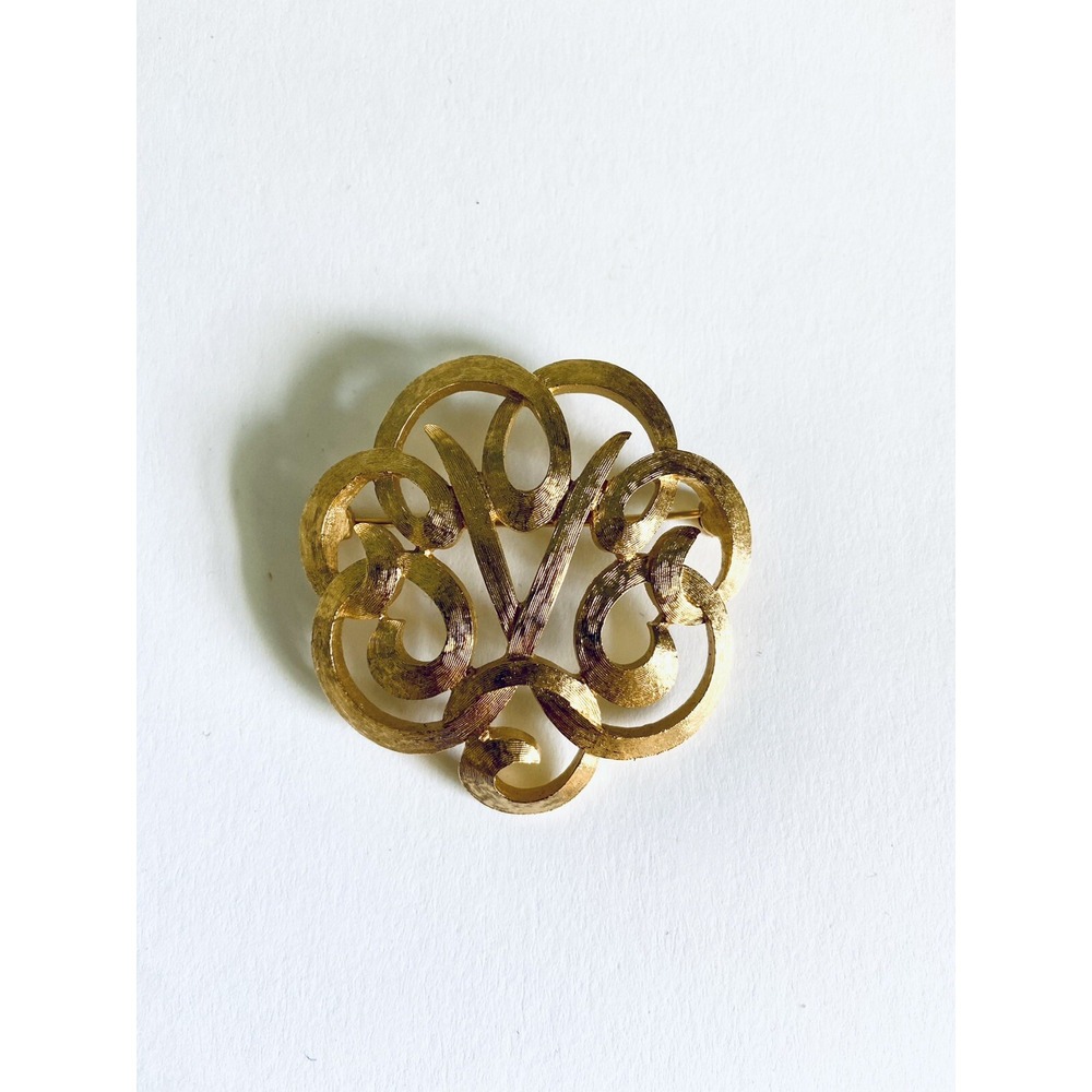 VTG Beautiful MONET Signed Gold Tone Textured Ornate Open Work Pin Brooch